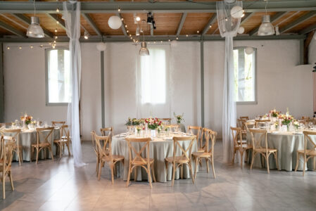 Eingedeckter Festsaal mit Blumen in Hochzeitslocation Bad Salzuflen