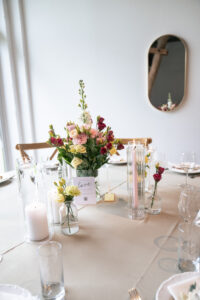 Eingedeckter Festsaal mit Blumen im Oh We Love Studio Bad Salzuflen